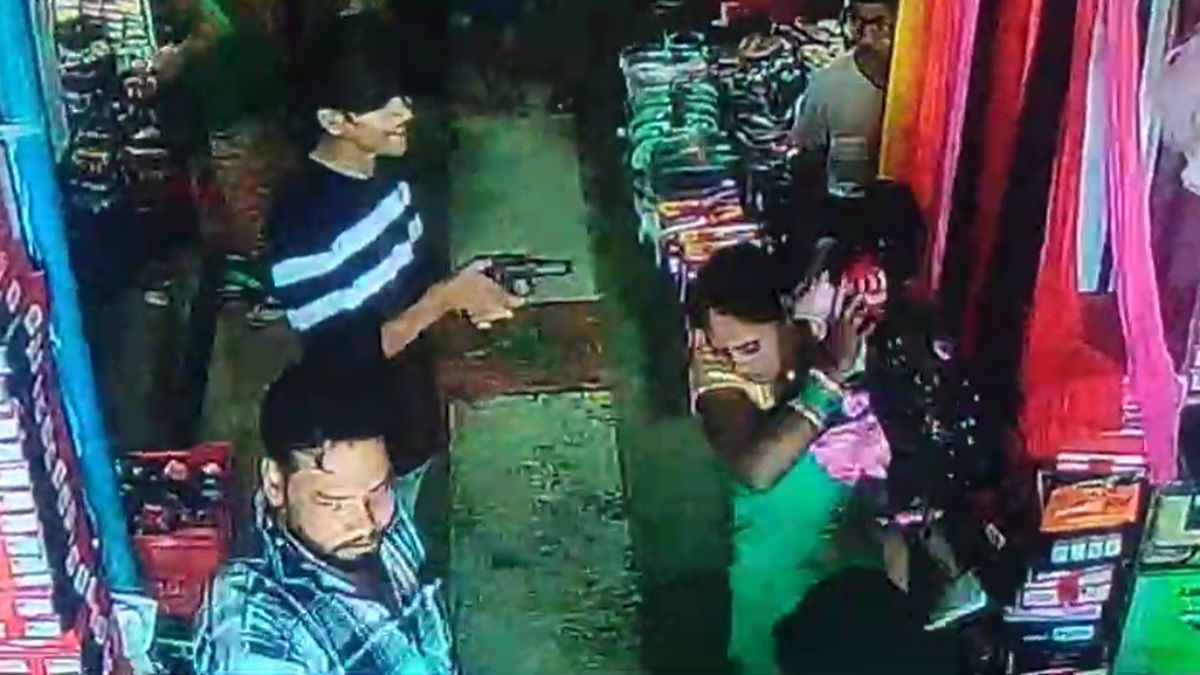 तमंचे की नोक पर दहशतगर्दीः दबंगों ने बीच बाजार कपड़ा व्यापारी को दी जान से मारने की धमकी