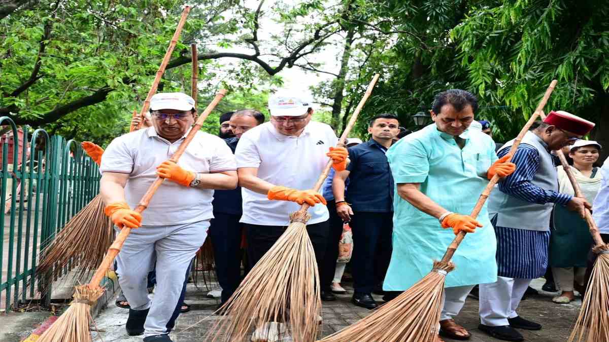 “स्वच्छता अपनाओ, बीमारी भगाओ” : सीएम धामी ने झाड़ू लगाकर दिया स्वच्छता का संदेश, वेक्यूम बेस्ड क्लीनिंग मशीन को भी दिखाई हरी झंडी