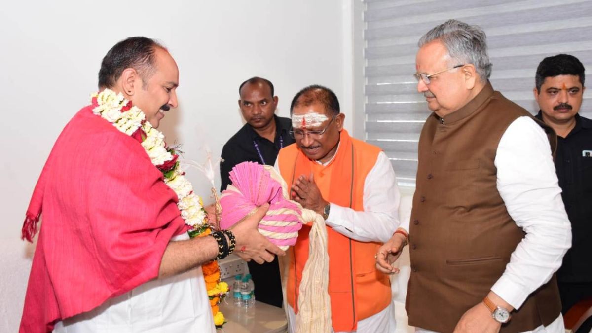 सीएम साय और विधानसभा अध्यक्ष रमन सिंह ने की कथावाचक प्रदीप मिश्रा से सौजन्य मुलाकात, स्मृति चिन्ह के रूप में भेंट की नंदी की मूर्ति