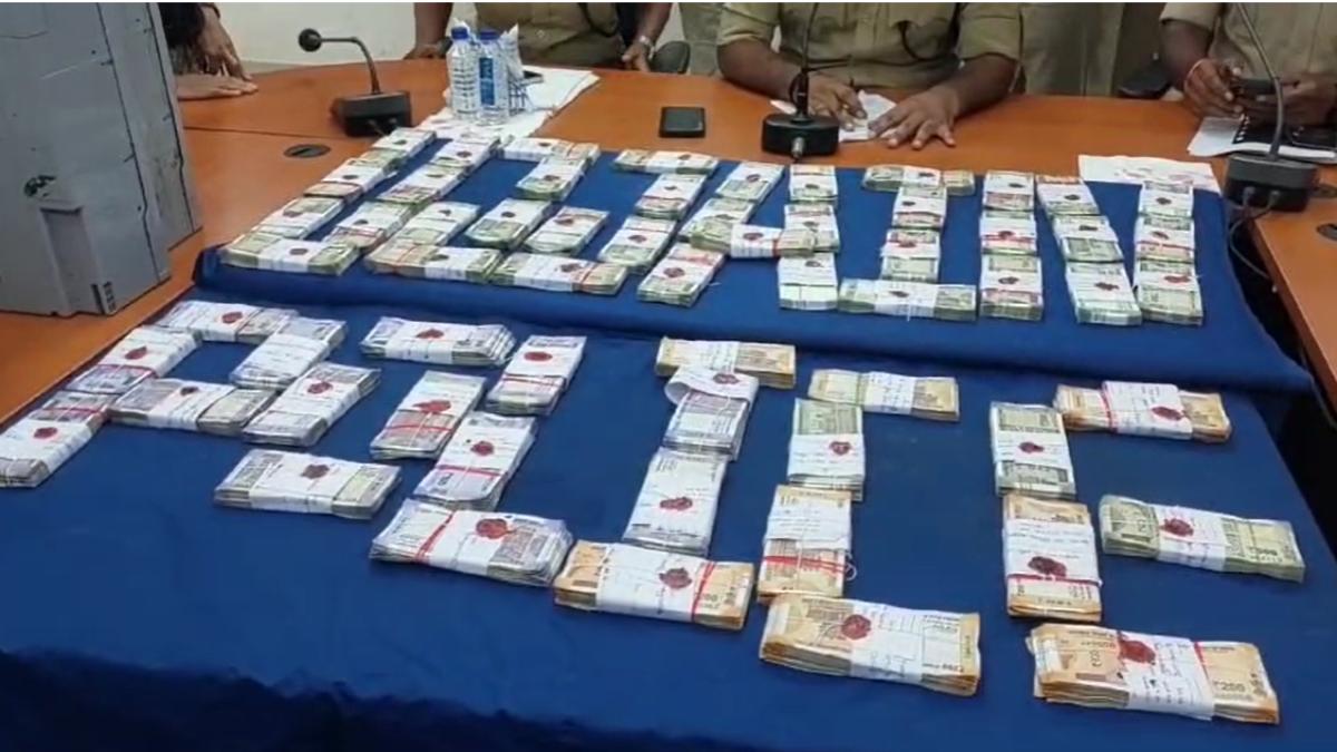 बैंक कैश डिपॉजिट मशीन से लाखों की चोरी का खुलासाः वारदात के पहले CCTV कैमरे पर पोत दिया था काला पेंट, 22 लाख 93 हजार रुपए बरामद