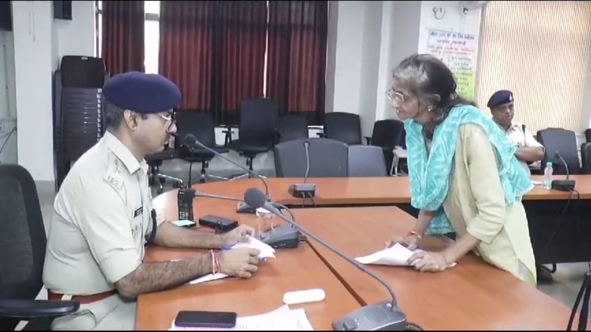 Gwalior News: मां-बाप की संपत्ति हथियाना चाहते हैं दंपत्ति, आए दिन करते हैं मारपीट, पीड़िता ने पुलिस से लगाई न्याय की गुहार