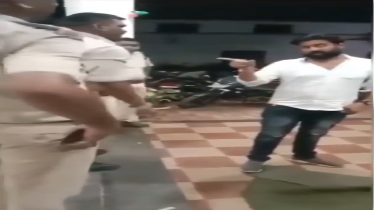 थाने में आरक्षक और नेता के बीच जमकर विवादः अधिकारी के सामने हुई बहस, एक-दूसरे पर लगाए ये आरोप, वीडियो वायरल