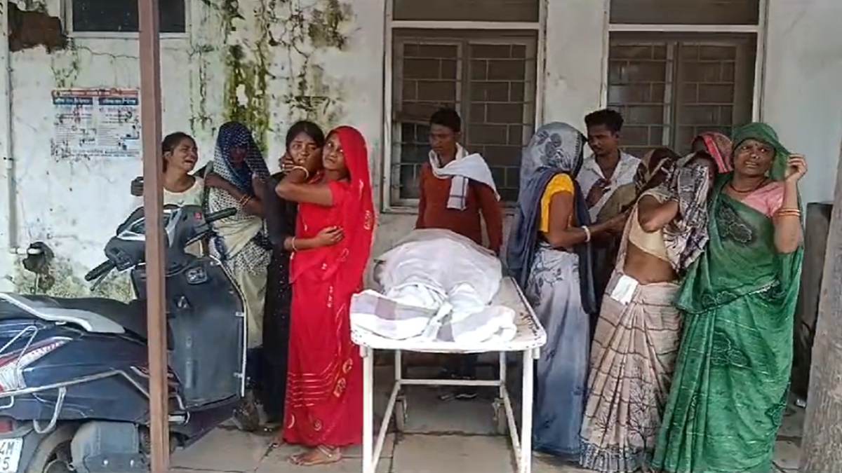 सांप के डसने से पिता पुत्र की मौतः रात को खाट पर सोते समय काटा, अस्पताल पहुंचते ही दोनों ने तोड़ा दम