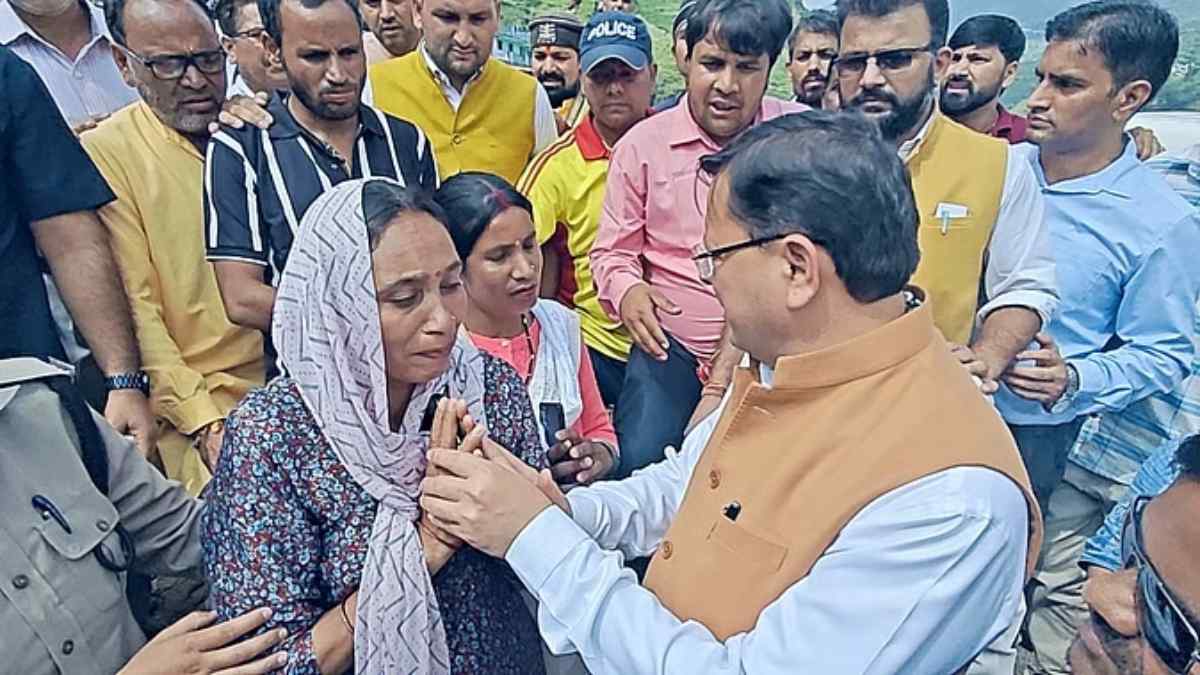 सीएम से मिलकर भावुक हुईं आपदा पीड़ित, पुष्कर धामी ने हर संभव मदद देने का दिया आश्वासन