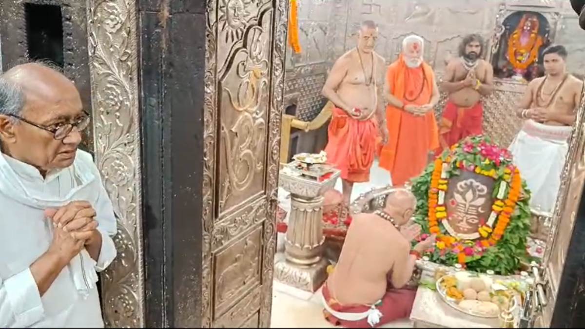 महाकाल की शरण में पहुंचे दिग्विजय सिंहः मंदिर में बाबा की पूजा अर्चना कर लिया दर्शन लाभ