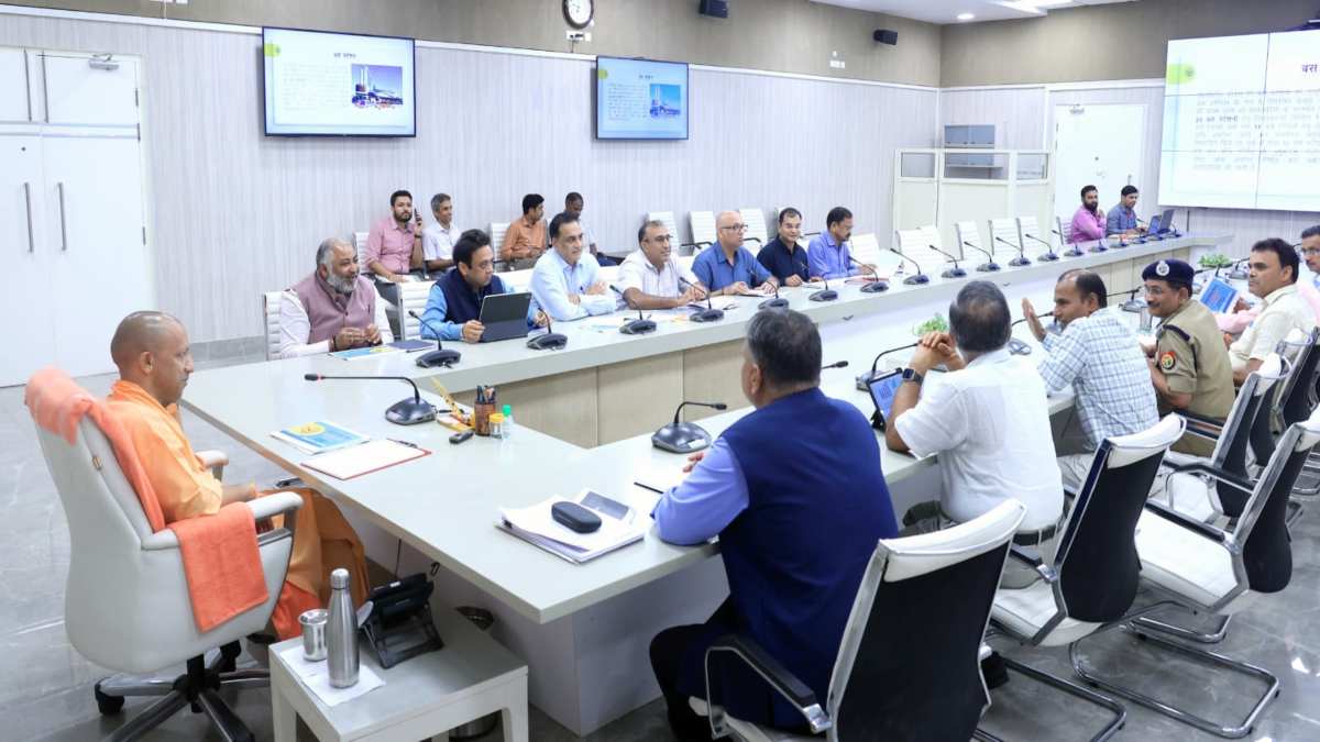 CM योगी ने परिवहन निगम और परिवहन विभाग की ली समीक्षा बैठक, फर्जी लाइसेंस, स्कूली वाहनों का फिटनेस को लेकर दिए ये निर्देश