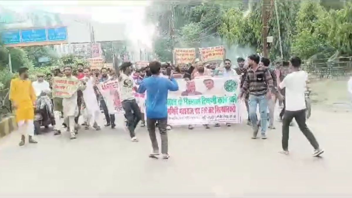 मुस्लिम समाज का आक्रोश प्रदर्शन: रामगिरि महाराज के कथित बयान के खिलाफ निकाली रैली, कर दी यह हरकत, वीडियो वायरल