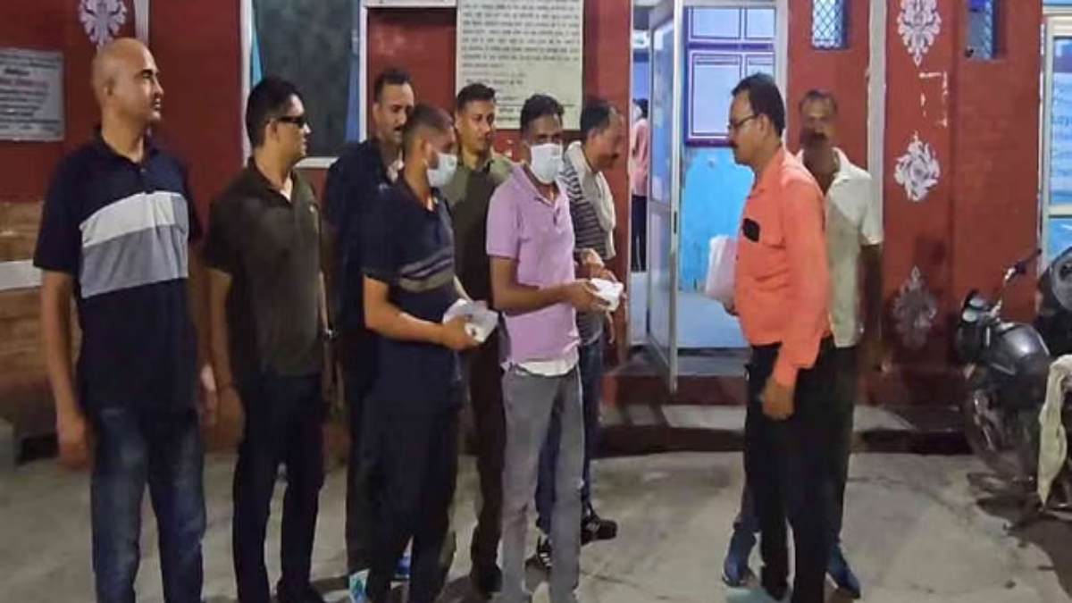 Assistant Teacher Recruitment Exam: दूसरे की जगह परीक्षा देने आए 2 युवकों पुलिस ने दबोचा, इतने लाख में हुआ था सौदा तय