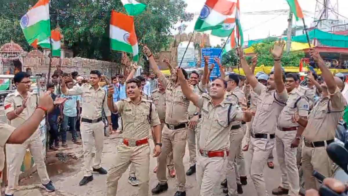 VIDEO: हाथों में तिरंगा लेकर पुलिकर्मियों ने निकाली बाइक रैली, सड़कों पर देशभक्ति गानों पर जमकर थिरके