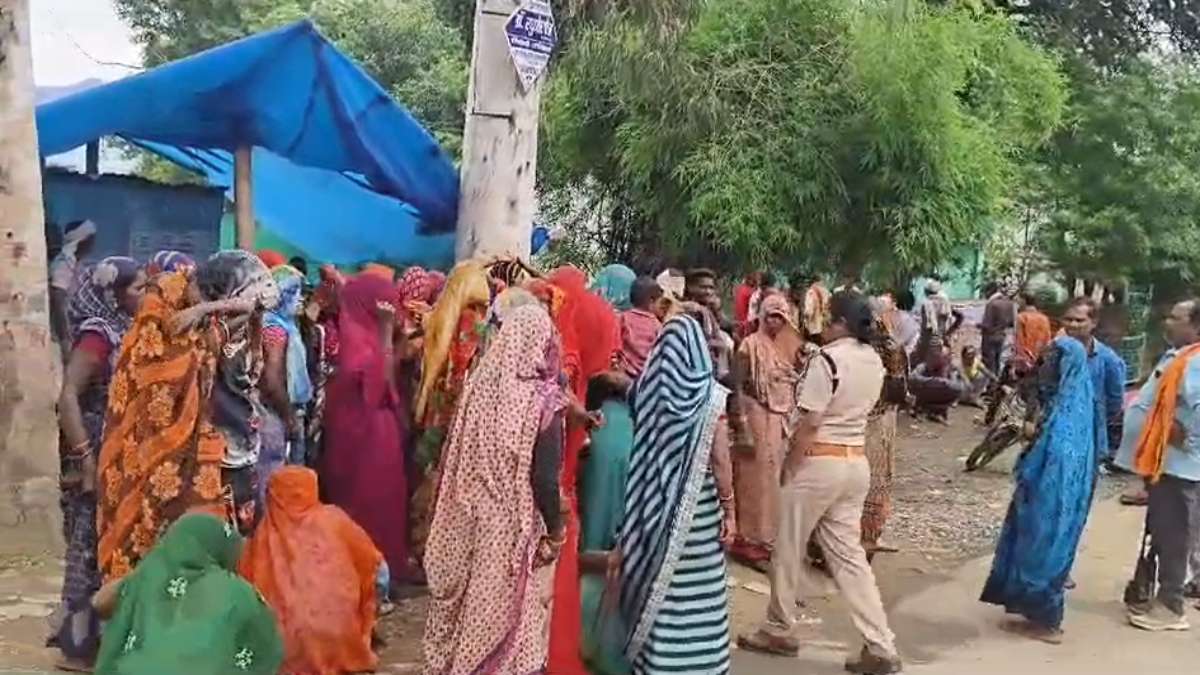 विश्व आदिवासी दिवस पर ट्रिपल मर्डर से फैली सनसनीः तीन आदिवासियों की डंडों से पीट कर हत्या, एक आरोपी गिरफ्तार, गांव पुलिस छावनी में तब्दील