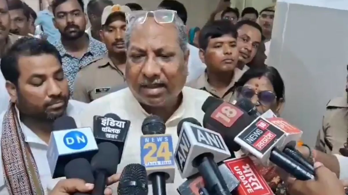 अयोध्या गैंगरेप : पीड़िता से मिलने पहुंचे संजय निषाद, रोते हुए कहा- अपने समाज के लिए मैं लड़ाई लड़ूंगा…