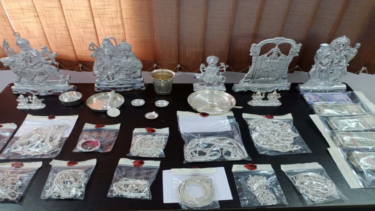 अंतर्राज्यीय शातिर चोर गिरफ्तार, भरे बाजार में की थी चांदी के गहने से भरे पेटी और लाखों कैश की सेंधमारी