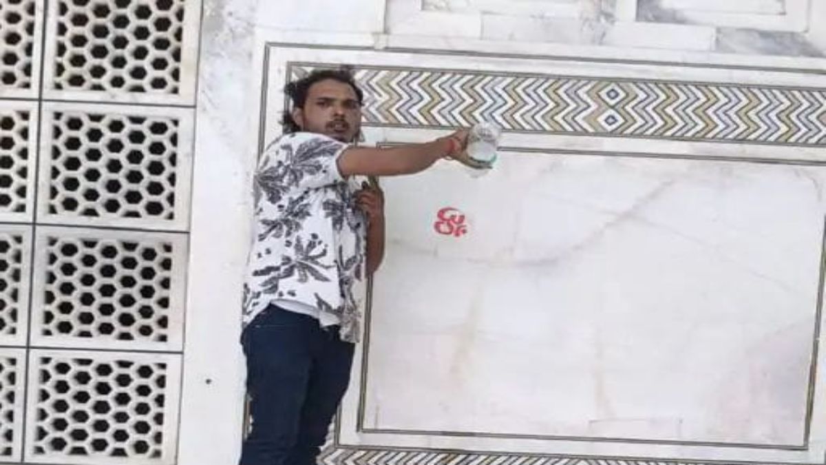 बड़ी खबर : ताजमहल के अंदर दो युवकों ने चढ़ाया गंगाजल, वीडियो किया वायरल