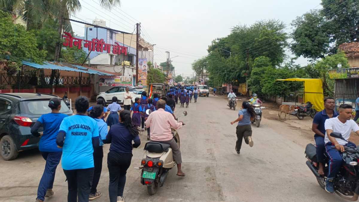 CG NEWS: तिरंगा दौड़ में बिना सुरक्षा के दौड़े स्कूली बच्चे, प्रशासन पर उठे सवाल