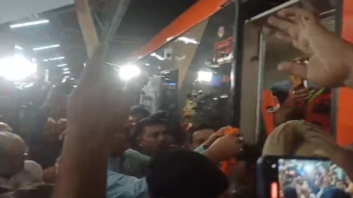 VIDEO: चारबाग रेलवे स्टेशन पर Meerut-Lucknow Vande Bharat Express का ढोल-नगाड़ों के साथ स्वागत, डिप्टी सीएम ने यात्रियों का हार पहनाकर किया welcome