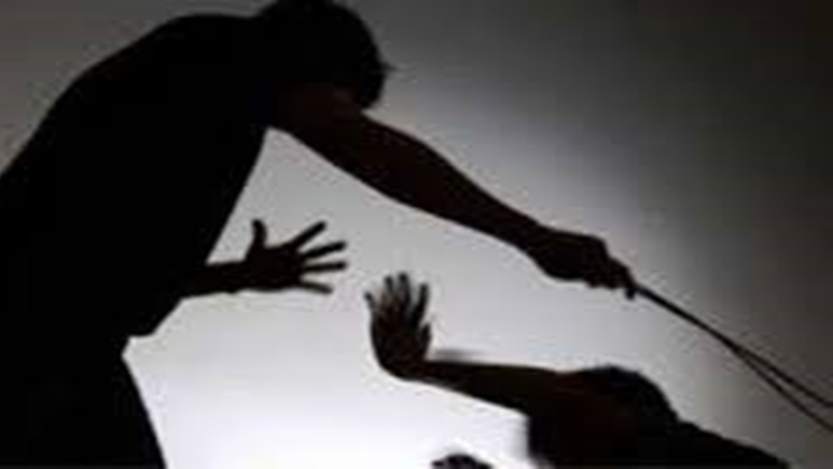 खाकी की बर्बरता ! पुलिसकर्मी ने युवक के साथ की मारपीट, अधमरा होने पर भी बरसाता रहा डंडे, एसपी ने किया निलंबित