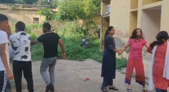 महिला इंस्पेक्टर निलंबित: सरकारी आवास में प्रेमी के साथ मना रही थी रंगरलियां, आशिक की पत्नी ने रंगे हाथों पकड़ा था