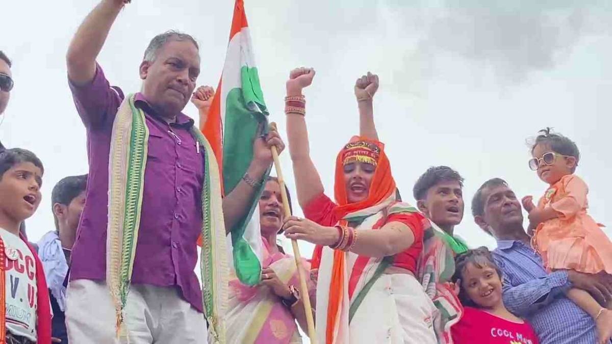 पाकिस्तान से भारत आई सीमा हैदर ने फहराया तिरंगा, हिंदुस्तान जिंदाबाद के नारे लगाकर PM मोदी और CM योगी को लेकर कही ये बात…