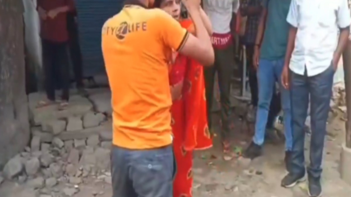 बीच सड़क पर पति-पत्नी करने लगे ऐसा काम, अब सोशल मीडिया पर Video हो रहा वायरल