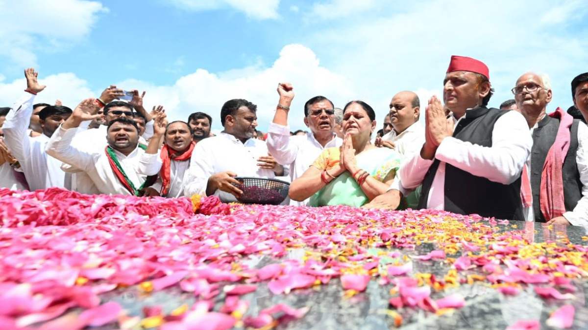 अखिलेश यादव ने जनेश्वर मिश्र को दी श्रद्धांजलि, कहा- सपा को बदनाम करने की साजिश रच रही भाजपा