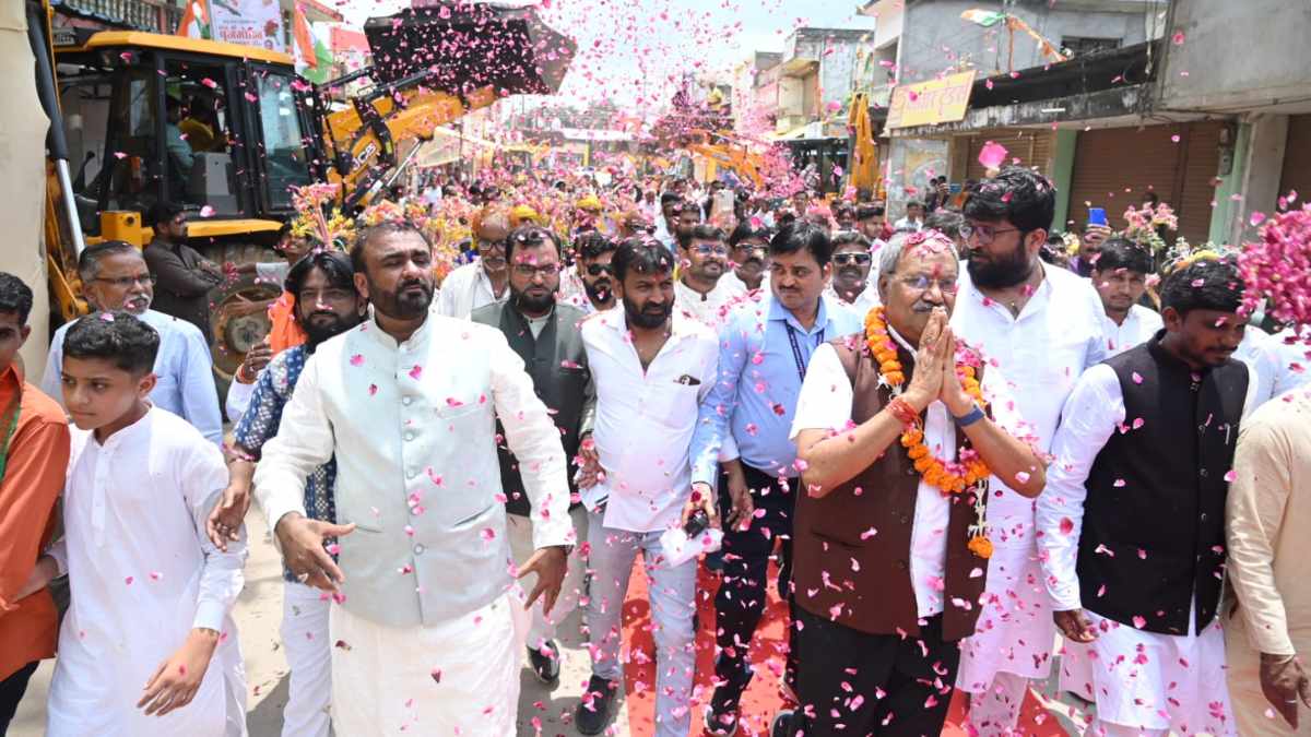 सांसद बृजमोहन अग्रवाल का हुआ बुल्डोजर से भव्य स्वागत, जिसने भी देखा रह गए दंग, देखिए वीडियो..