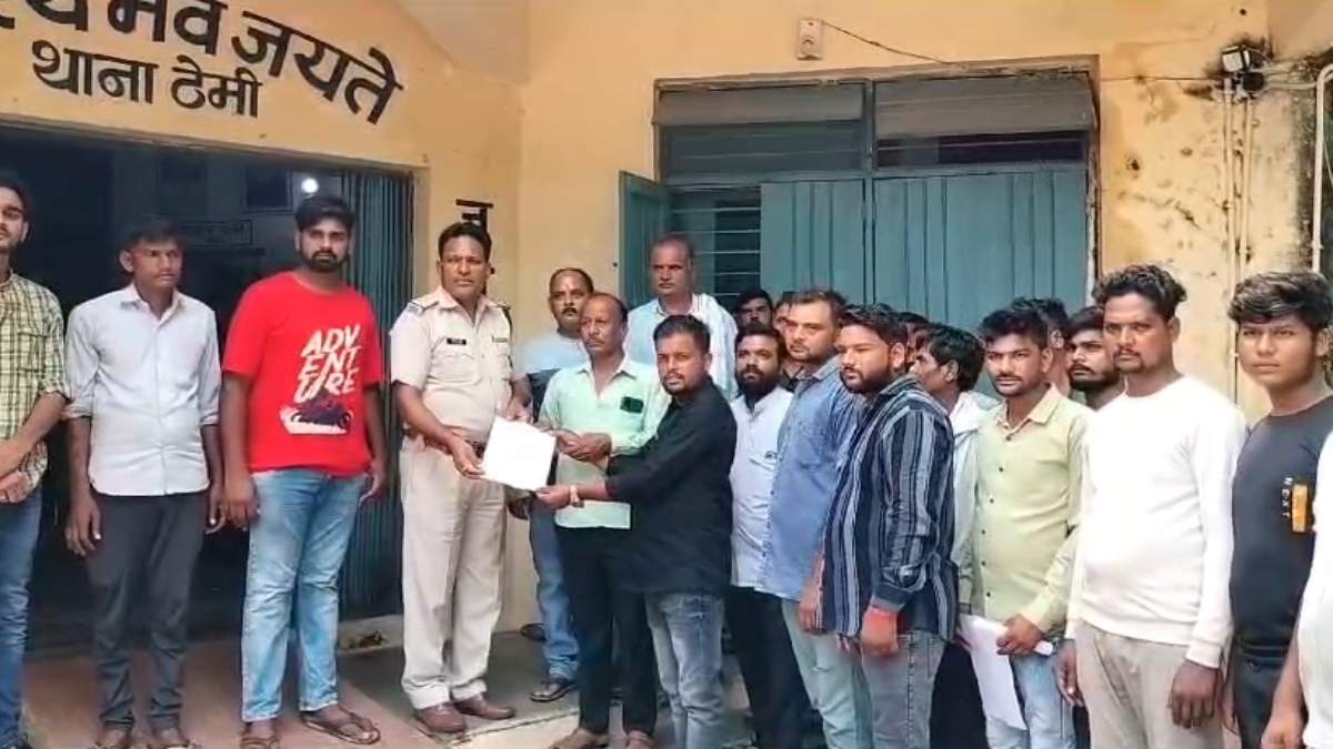 नरसिंहपुर में शराबियों से परेशान ग्रामीण: सड़क पर शराब पीकर करते हैं उपद्रव, लोगों ने की कार्रवाई की मांग