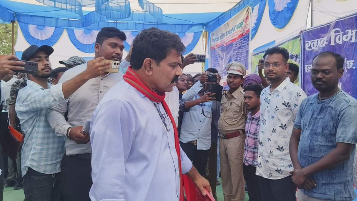 नक्सल प्रभावित क्षेत्र पहुंचे गृह मंत्री विजय शर्मा, नक्सलियों को दिया संदेश, कहा- बंदूक की नली से कोई स्कूल, स्वास्थ्य, पानी, बिजली नहीं निकलता