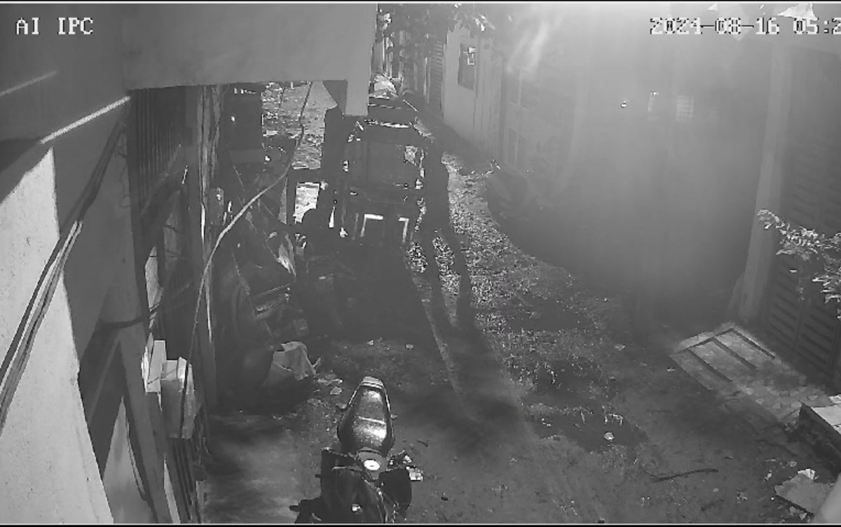 Indore: ई-रिक्शा जब्ती मामले में पुलिस पर फाइनेंसर के साथ मिलीभगत का लगा आरोप, सुबह 5:00 बजे चोरों की तरह की थी चोरी, अब ज्यादा रकम देने का बना रहे दबाव