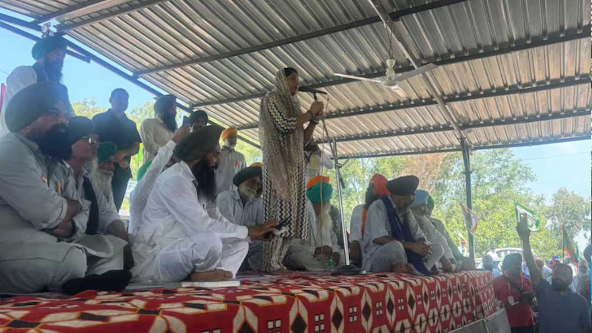 शंभू बॉर्डर पर किसानों के आंदोलन में शामिल हुईं विनेश फोगट, कहा- आपकी बेटी आपके साथ है…