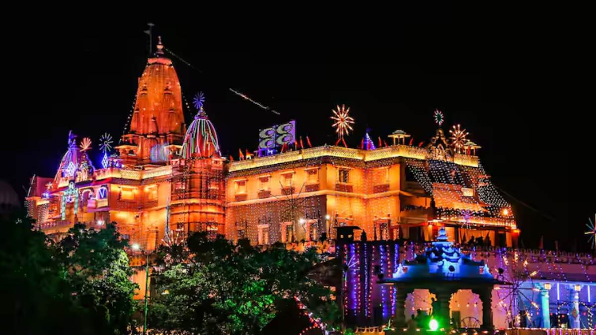 Krishna Janmashtami 2024: मथुरा में भव्यता से मनेगी श्री कृष्ण जन्माष्टमी, सोम चंद्रिका पोशाक में भक्तों को दर्शन देंगे भगवान श्री कृष्ण