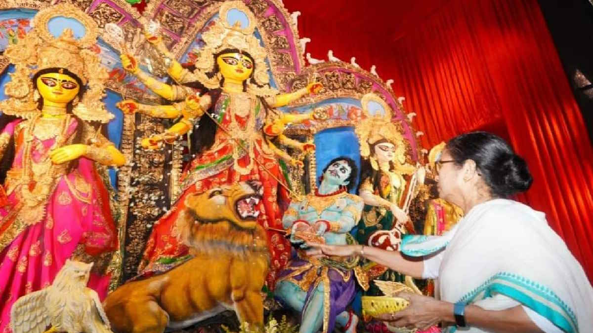 कोलकाता में खौफ: छह दुर्गा पूजा समितियों ने ठुकराया बंगाल सरकार का मानदेय, कहा- महिलाएं सुरक्षा के लिए सड़कों पर हैं, हम नहीं स्वीकार कर सकते सहायता…