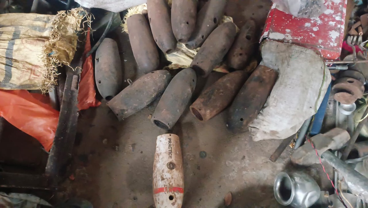 कबाड़खाने में मिला जिंदा बम: एयरफोर्स के अधिकारियों को दी गई सूचना, आसपास के घरों को कराया गया खाली, पूरा इलाका सील