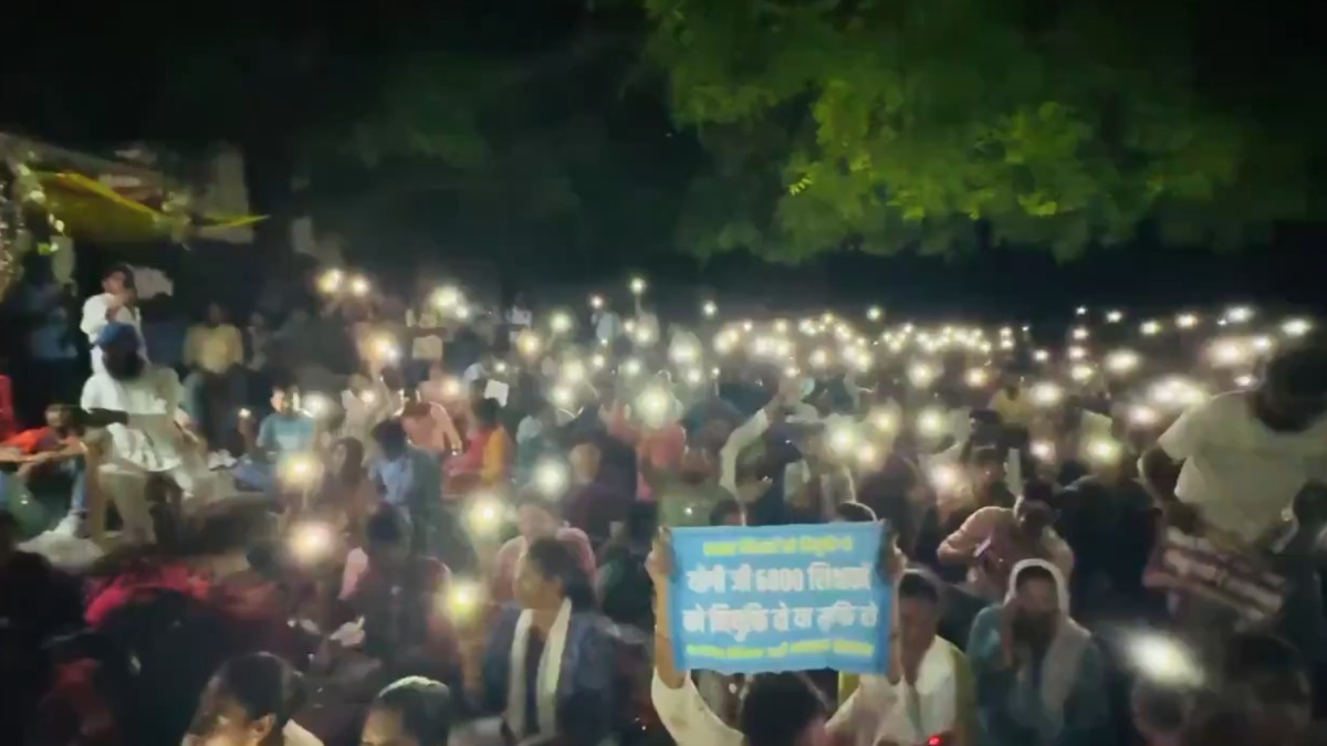 69000 शिक्षक भर्ती : अभ्यर्थियों के प्रदर्शन का मामला, रात में चल रहे धरने को पुलिस ने जबरन कराया खत्म