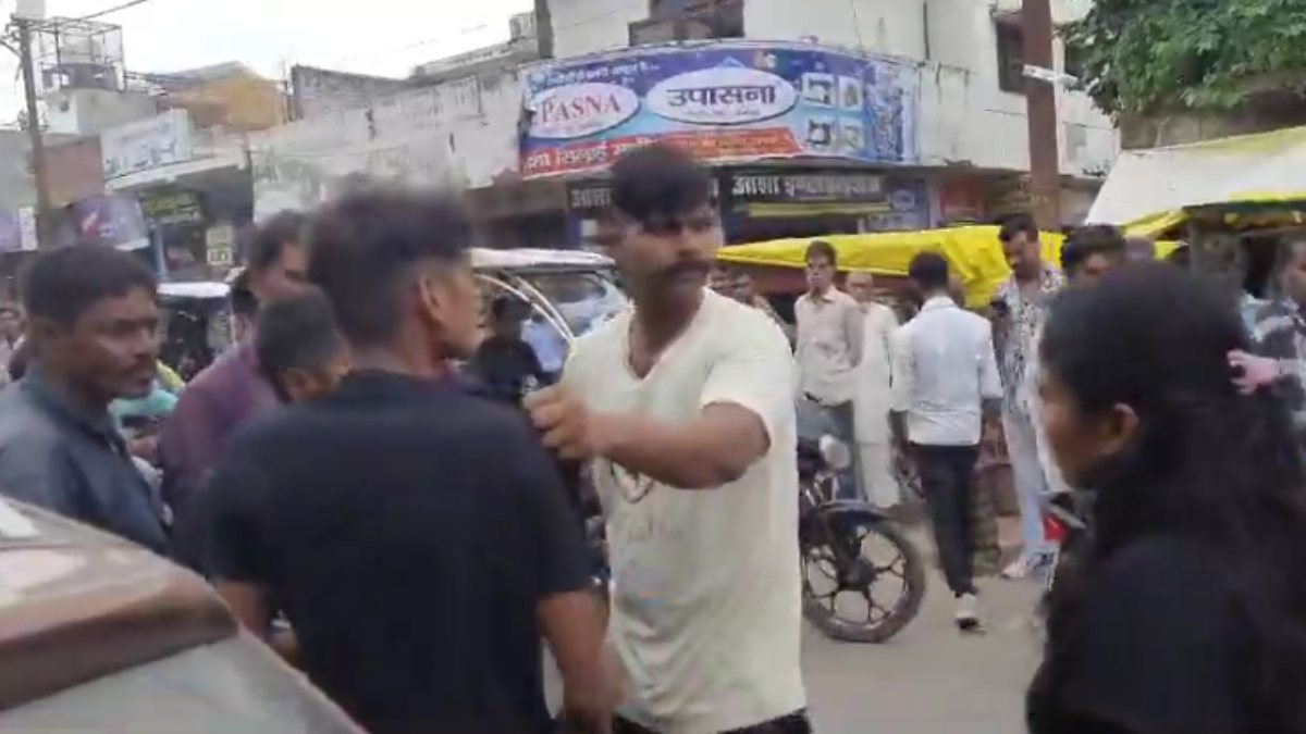 बेरहम खाकी: भाई-बहन को लवर्स समझकर जमकर पीटा, Video वायरल    