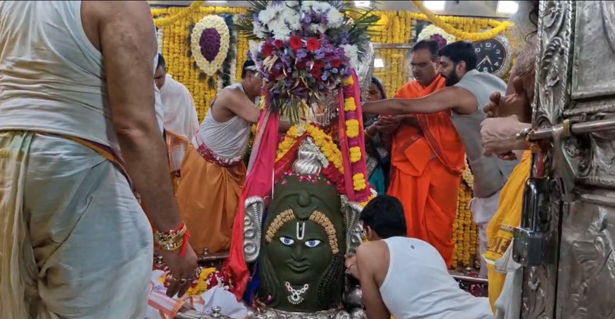 राजस्थान के CM भजनलाल शर्मा ने किए बाबा महाकाल के दर्शन, पत्नी के साथ शिव जी का लिया आशीर्वाद, नंदी के कान में कही मनोकामना