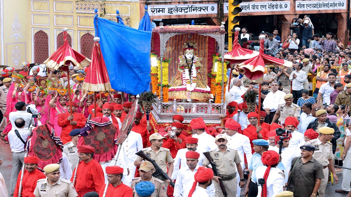 Rajasthan News: सावन की रिमझिम फुहारों के बीच पूरे हर्ष उल्लास के साथ सिटी पैलेस से निकली तीज माता की सवारी