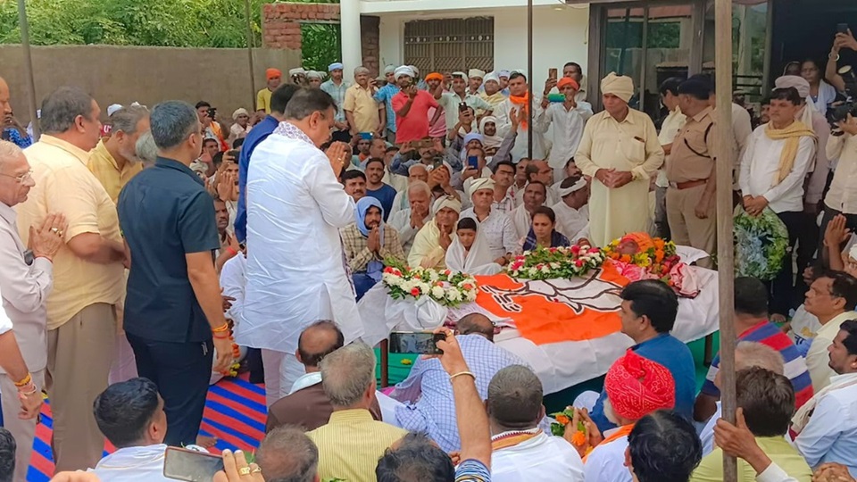 Rajasthan News: मुख्यमंत्री भजनलाल शर्मा ने सेमारी पहुंचकर विधायक अमृतलाल मीणा को दी श्रद्धांजलि