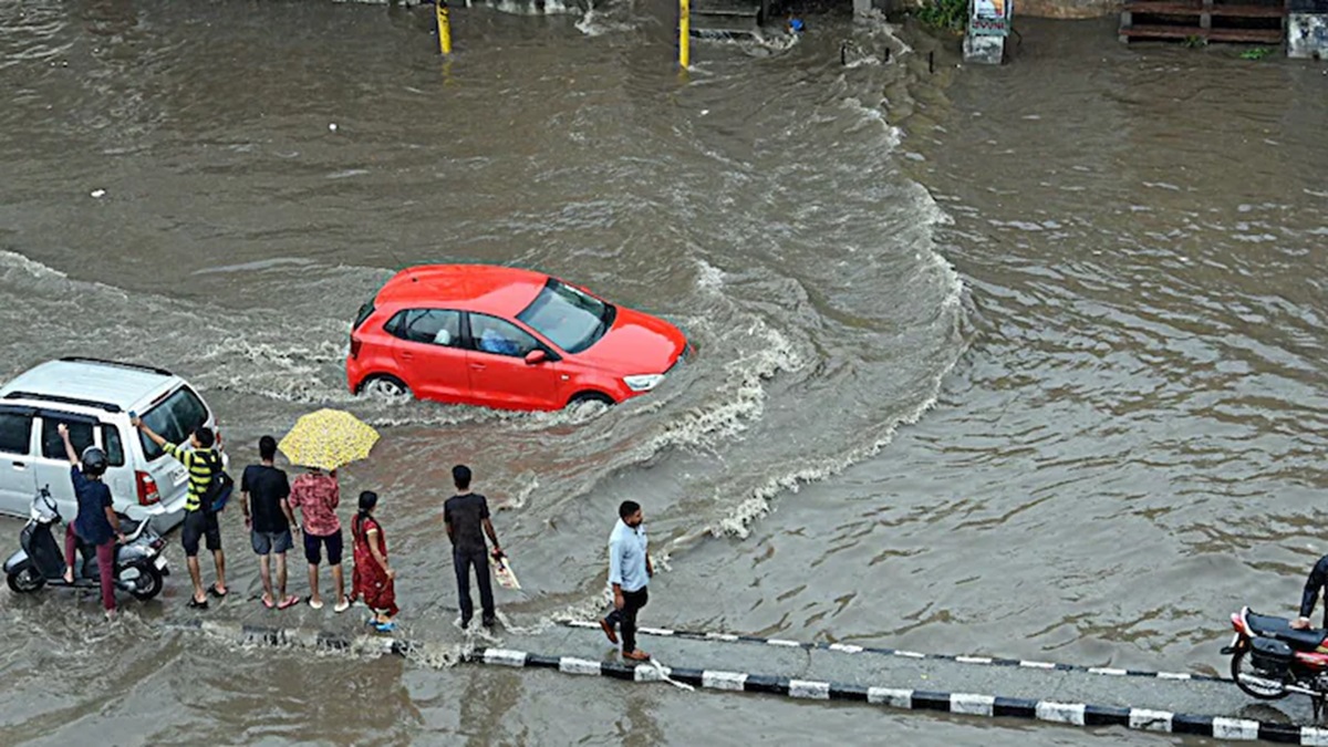 Rajasthan Weather: राजस्थान में आसमानी आफत, बारिश से अब तक 15 लोगों की मौत, करौली में लोग अपने घरों में हुए बंद
