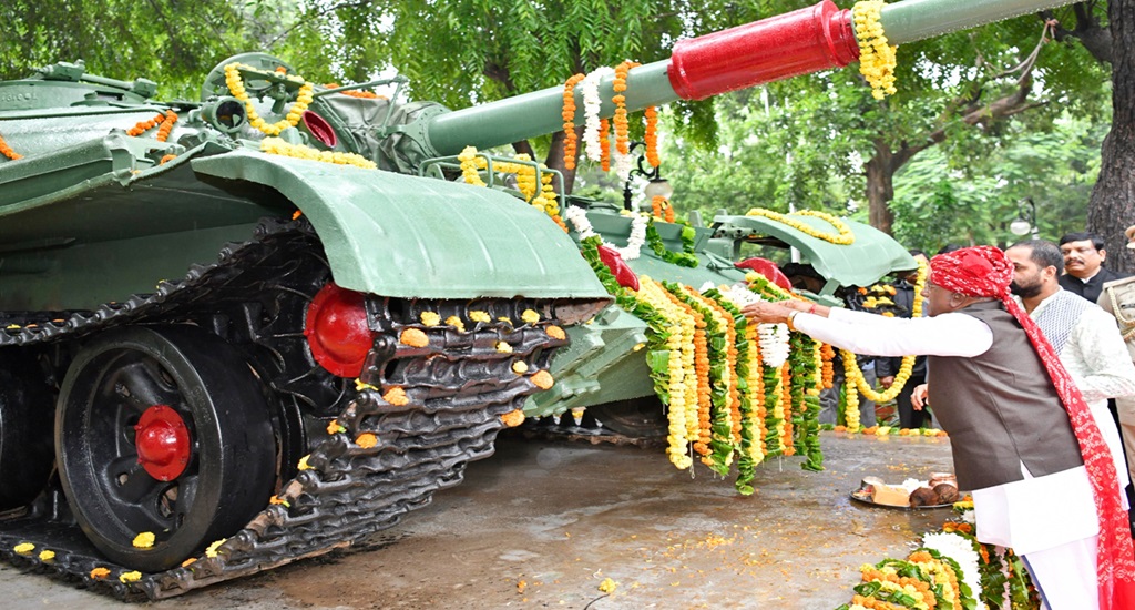 Rajasthan news: राज्यपाल बागडे ने किया ध्वजारोहण, राजभवन में युद्ध स्मारक टैंक का किया लोकार्पण