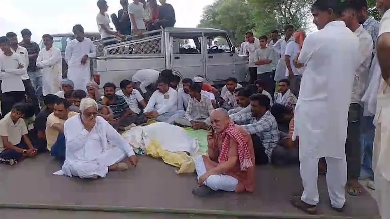 Rajasthan: DFO को सस्पेंड कराने काले हिरण के शव को फ्रीज में रख धरने पर बैठे लोग