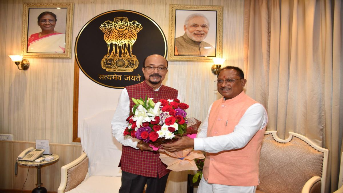 स्वतंत्रता दिवस पर राजभवन में स्वागत समारोह का आयोजन, CM साय ने राज्यपाल डेका को पुष्पगुच्छ भेंट कर दी बधाई और शुभकामनाएं