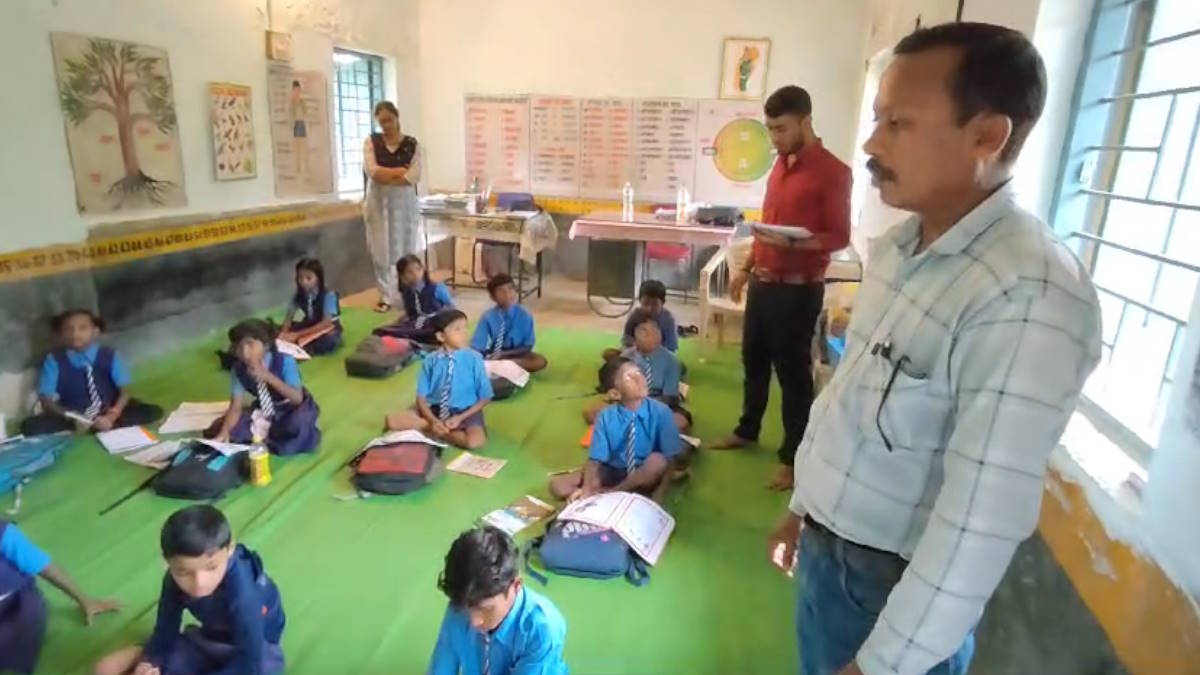 कमरा एक, कक्षाएं पांच!, तीन साल से नहीं सुधरा स्कूल का जर्जर भवन, छात्रों के साथ शिक्षक भी हो रहे परेशान