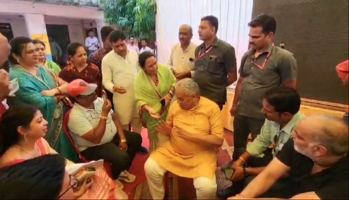 नगर पालिका अध्यक्ष की हिटलरशाही से प्रताड़ित हुईं महिला पार्षद, विधायक के सामने फूट-फूटकर लगी रोने,  बिना जवाब दिए निकल गए MLA,  देखें Video