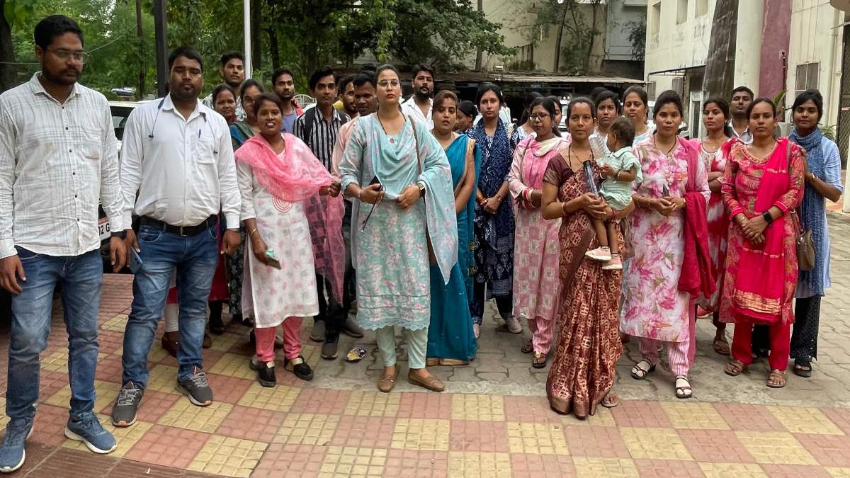 वेदांता कंपनी ने व्यावसायिक शिक्षकों को 4 महीने से नहीं दिया वेतन, समग्र शिक्षा प्रबंधक से गुहार के बावजूद नहीं निकला समाधान, आर्थिक और मानसिक तनाव का कर रहे सामना