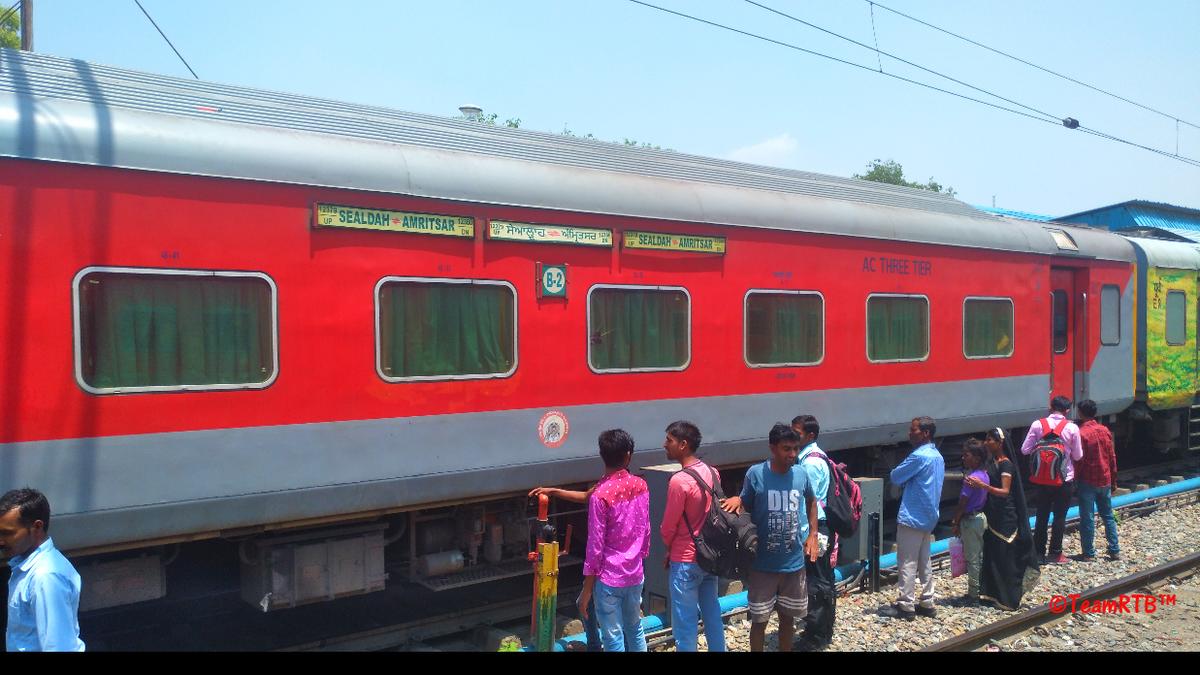 जलियांवाला बाग एक्सप्रेस की पेंट्री कार में मिली शराब की खेप, खुफिया एजेंसियां हरकत में