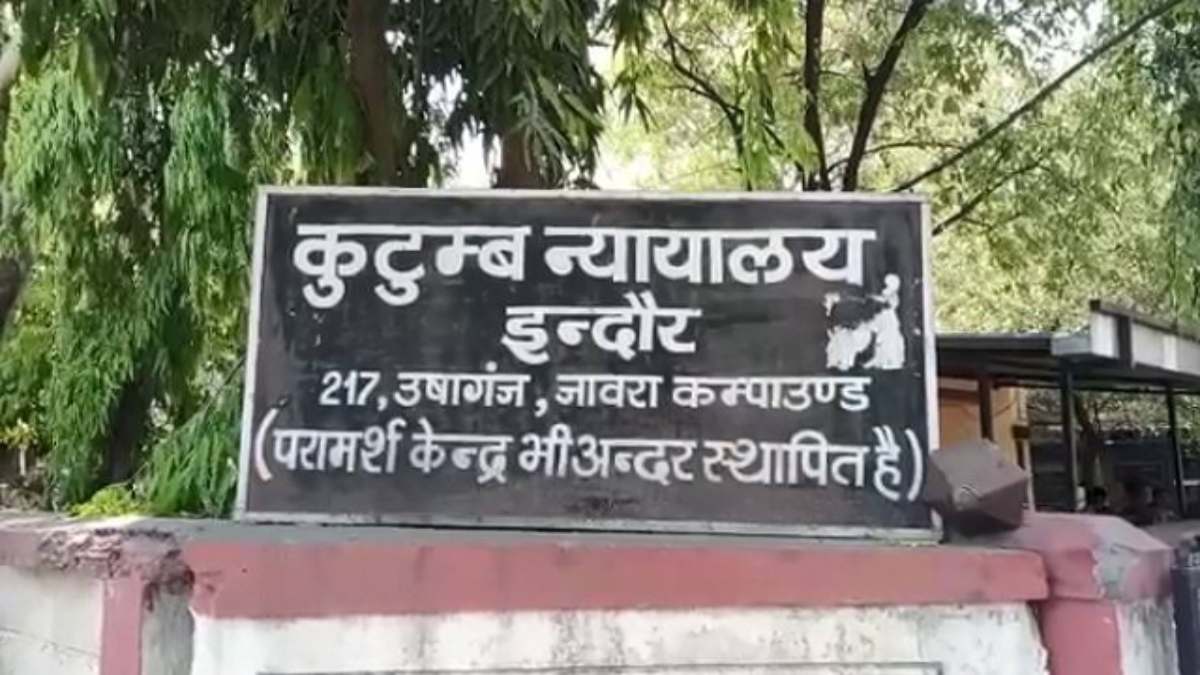 कोर्ट में वकीलों के बीच दे दनादन: जमकर हुई मारपीट, दोनों पक्षों ने दर्ज कराई FIR, इस बात को लेकर हुआ विवाद