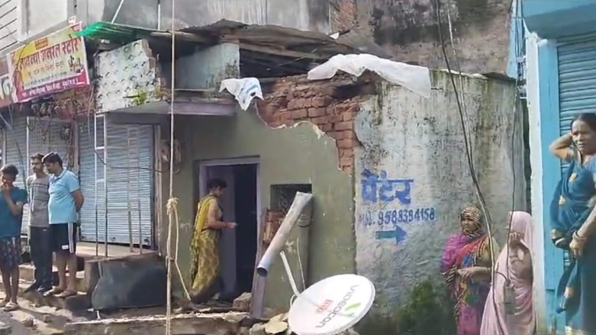 Guna News: शौच करने गई थी महिला, अचानक गिरा मकान का छज्जा, मौत