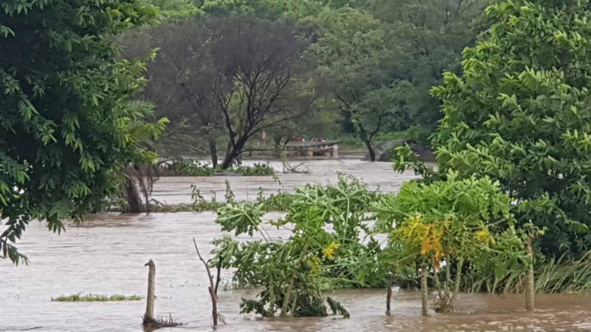 धसान नदी में अचानक आई बाढ़, नदी के टापू पर फंसी 12 से अधिक लोगों की जान, SDRF का बचाव अभियान जारी…
