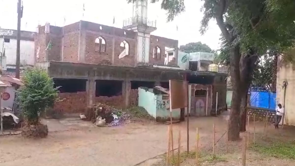 जबलपुर के मढ़ई मस्जिद का मामला: तिरंगा हाथ में लेकर एसपी ऑफिस पहुंचे मस्जिद कमेटी से जुड़े लोग, कार सेवा किए जाने की जताई आशंका, लगाए ये आरोप