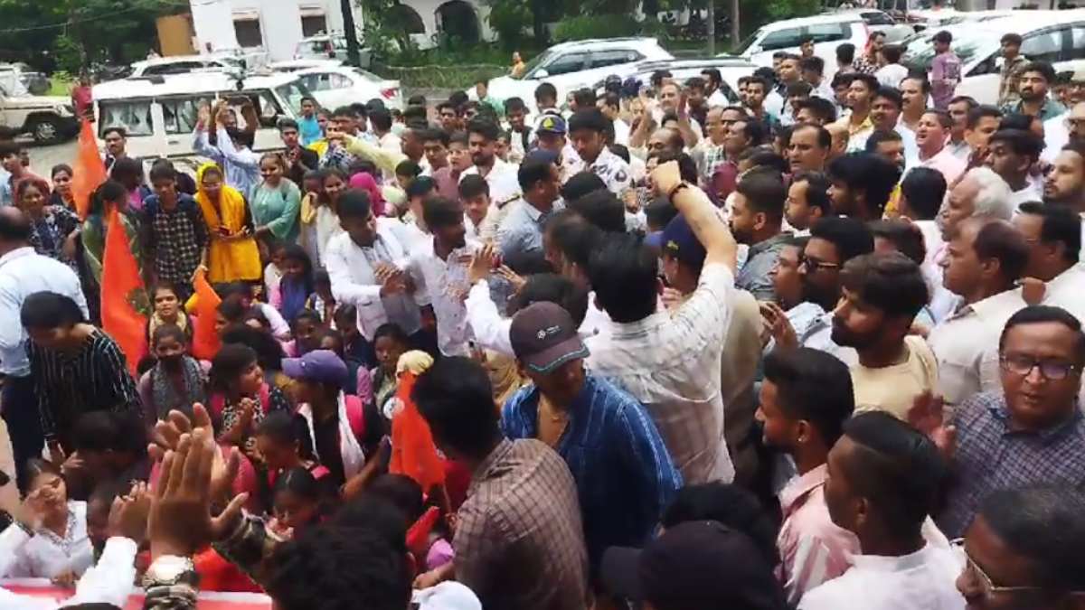 छात्राओं को अश्लील वीडियो भेजने का मामला: ABVP ने SP ऑफिस का किया घेराव, कॉलेज प्रबंधन और पुलिस पर लगाए आरोप, आंदोलन की दी चेतावनी